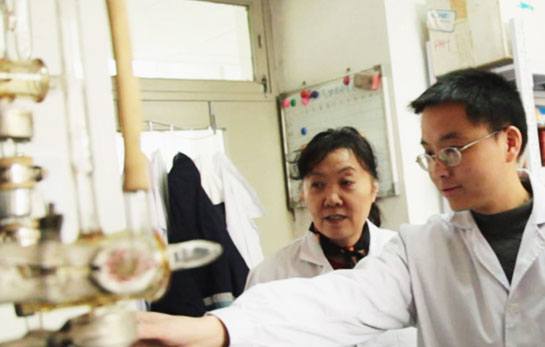 Dr. Jiang, the head of the R&D team of PKU PIONEER,  is conducting R&D experiments with researchers.